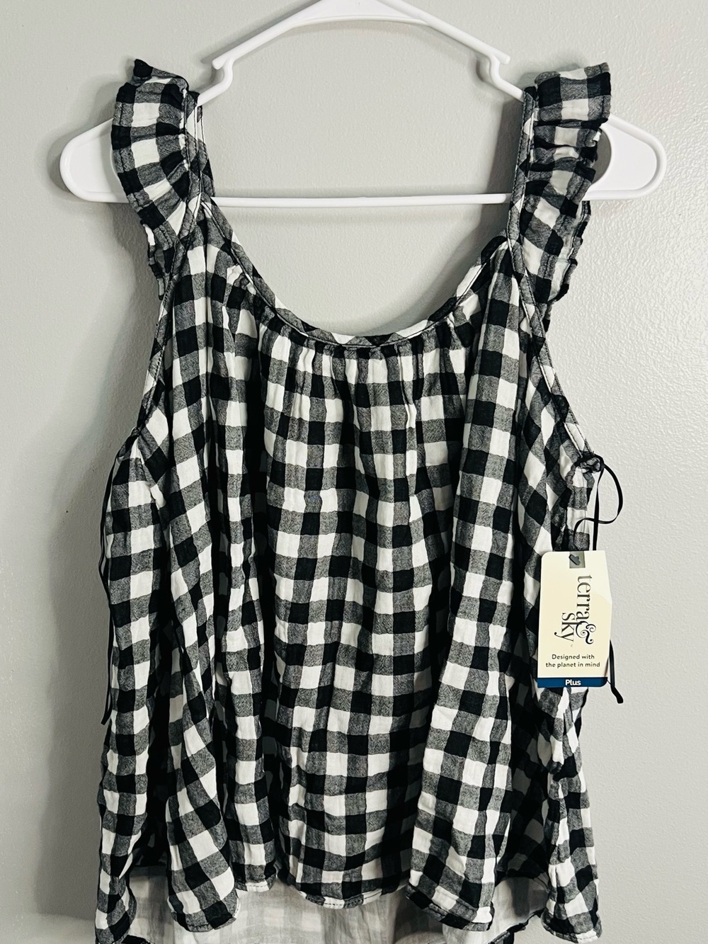 Walmart black and white gingham tank top in size 1X